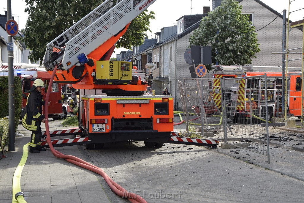 Feuer 2 Dachstuhl Koeln Dellbrueck Von der Leyen Str P115.JPG - Miklos Laubert